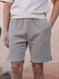 Muster einer kurzen, braunen Cordhose