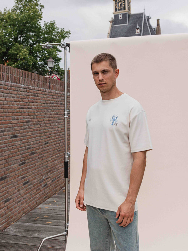 Muster eines cremefarbenen, übergroßen T-Shirts mit Hummermotiv auf der Vorderseite