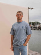 Muster eines übergroßen T-Shirts mit blauem Hummermotiv