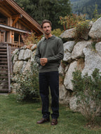 Grünes Strickpolo mit V-Ausschnitt