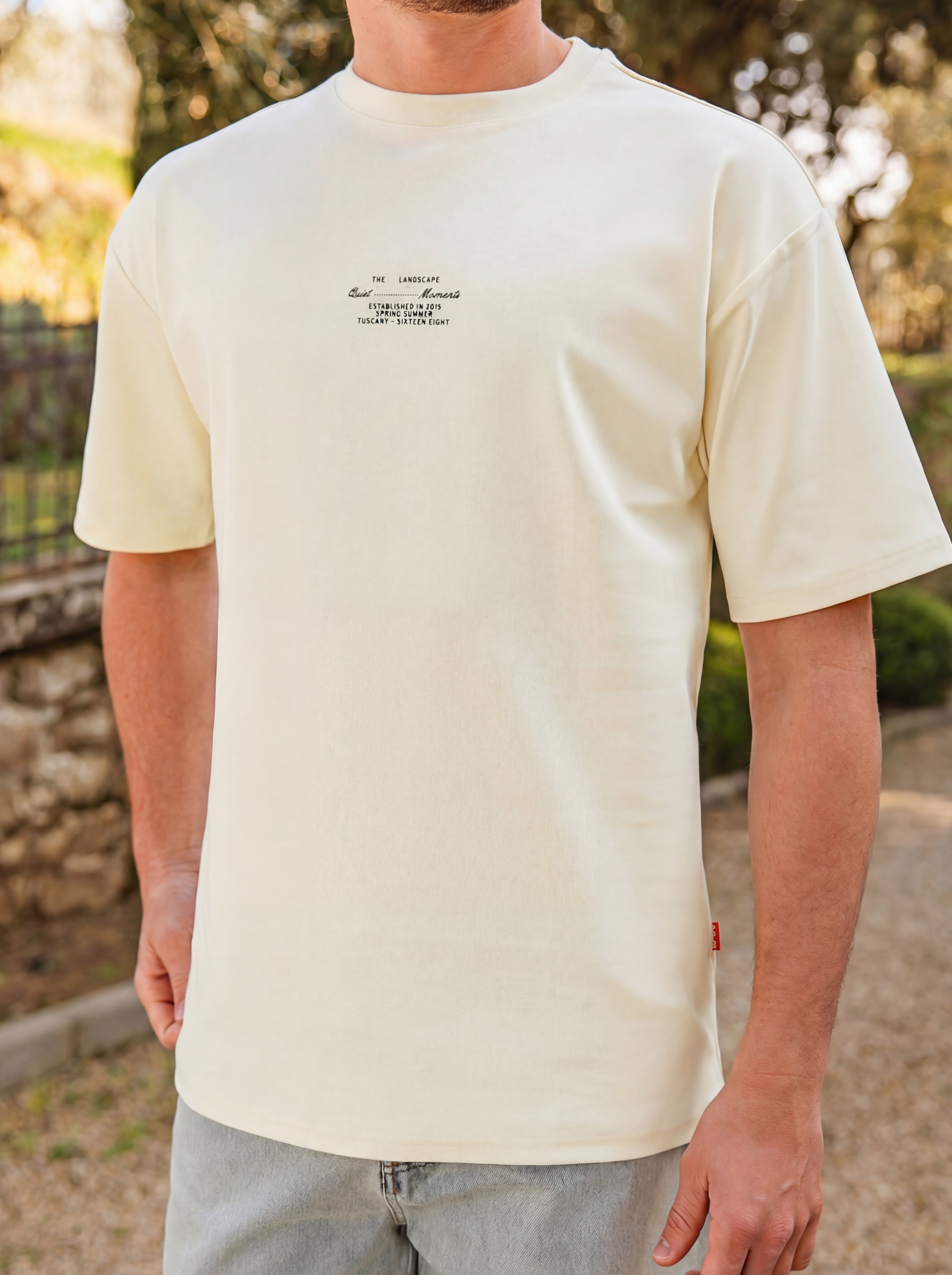 Buttergelbes, lässig geschnittenes T-Shirt