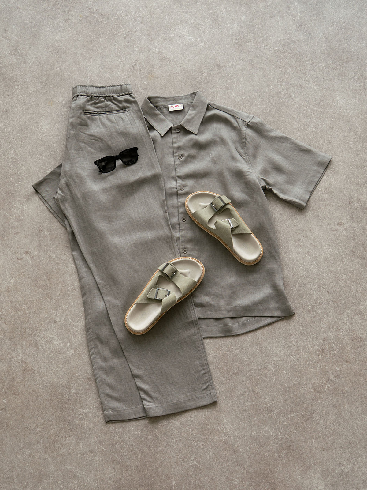 Graues Leinen-Outfit