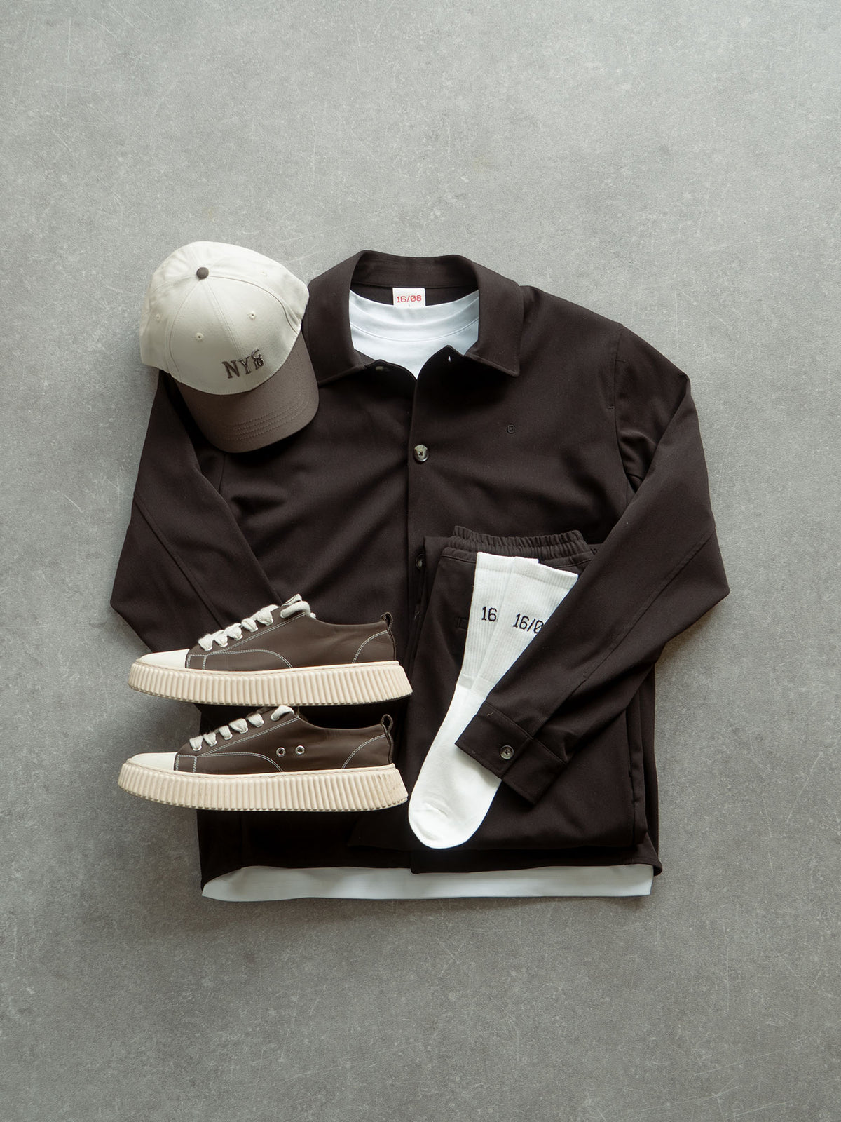 Dunkelbraunes Outfit