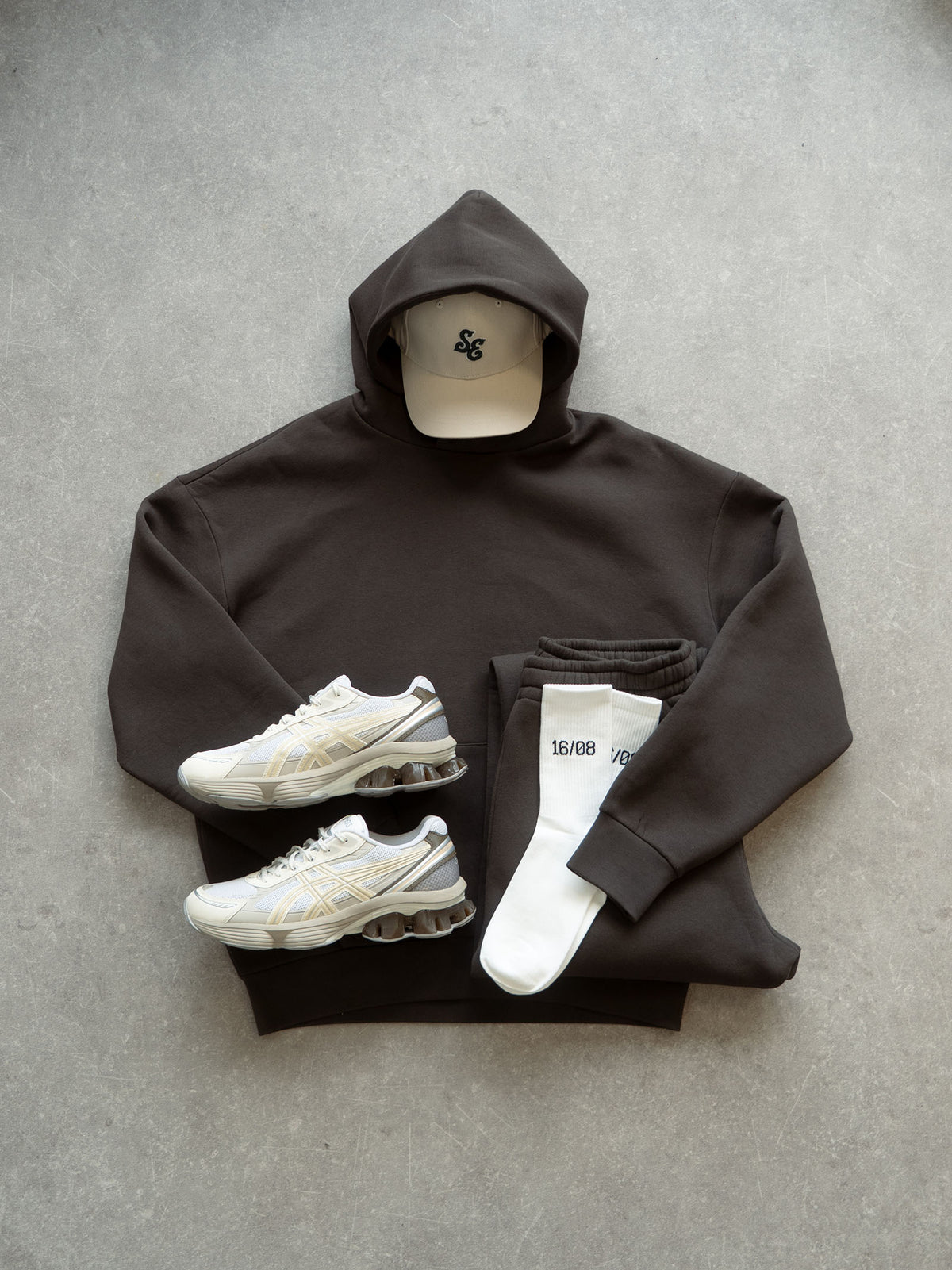 Dunkelbraunes Jogging-Outfit