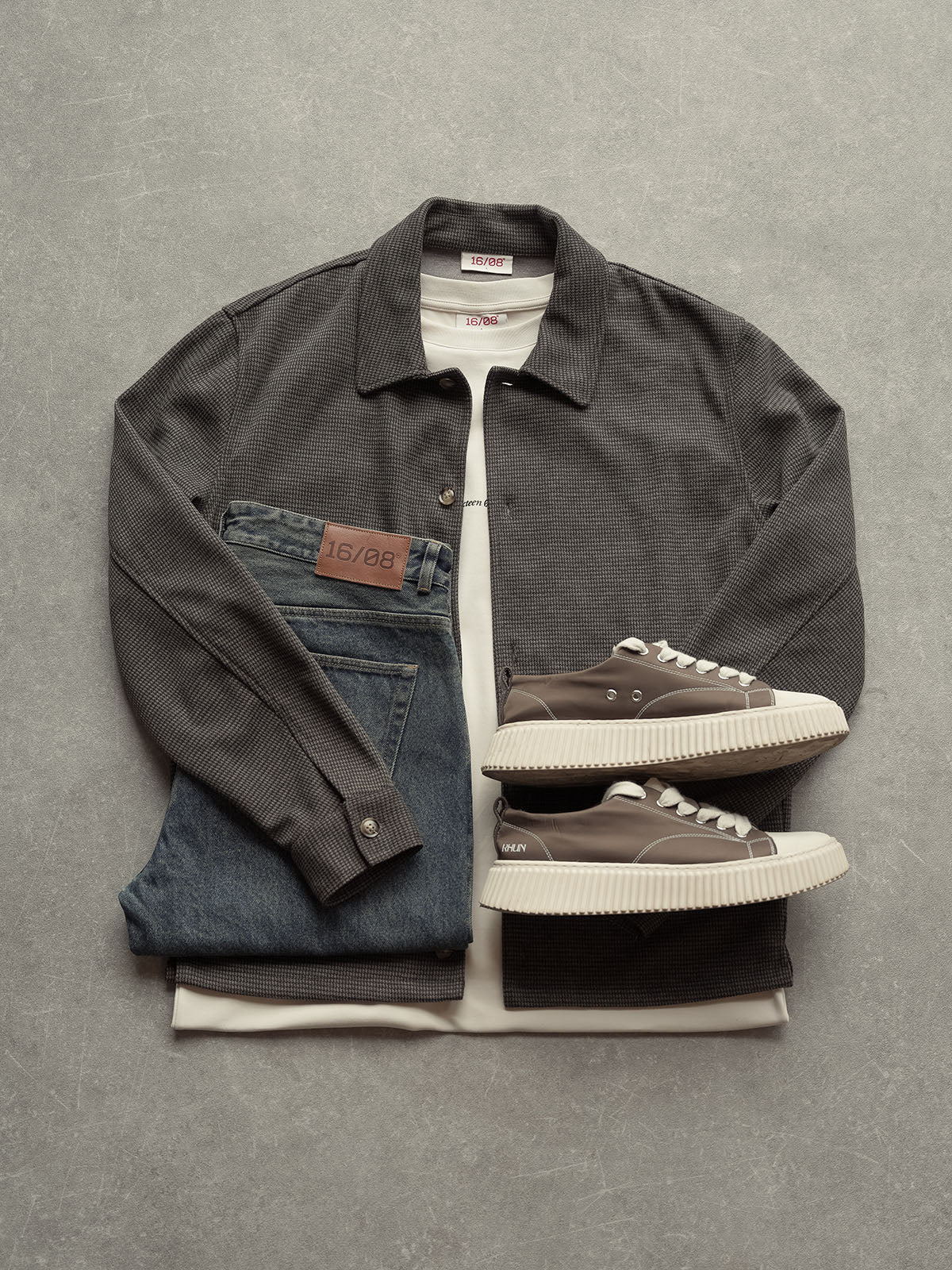Taupefarbenes Leinen-Outfit