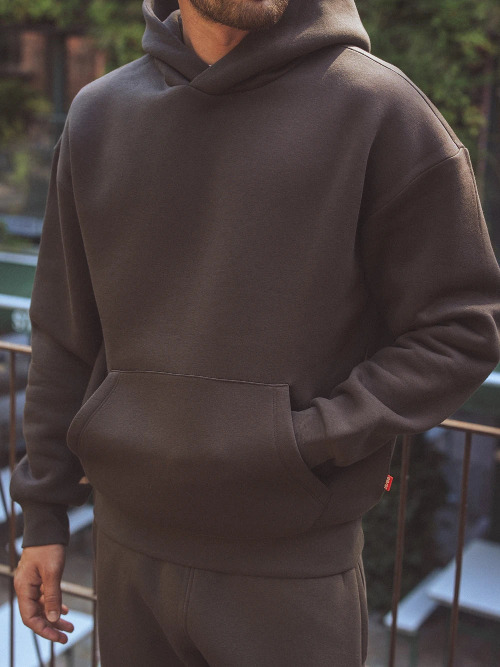 Dunkelbrauner Oversize-Kapuzenpullover