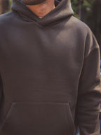 Dunkelbrauner Oversize-Kapuzenpullover