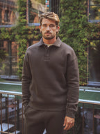 Donkerbruine polo-trui met knopen