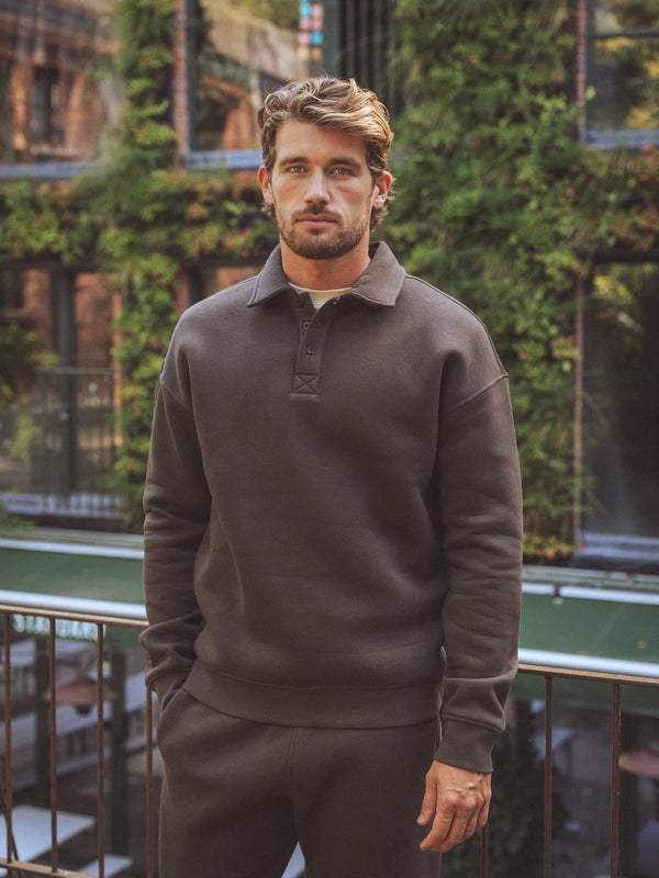 Dunkelbrauner Polo-Strickpullover