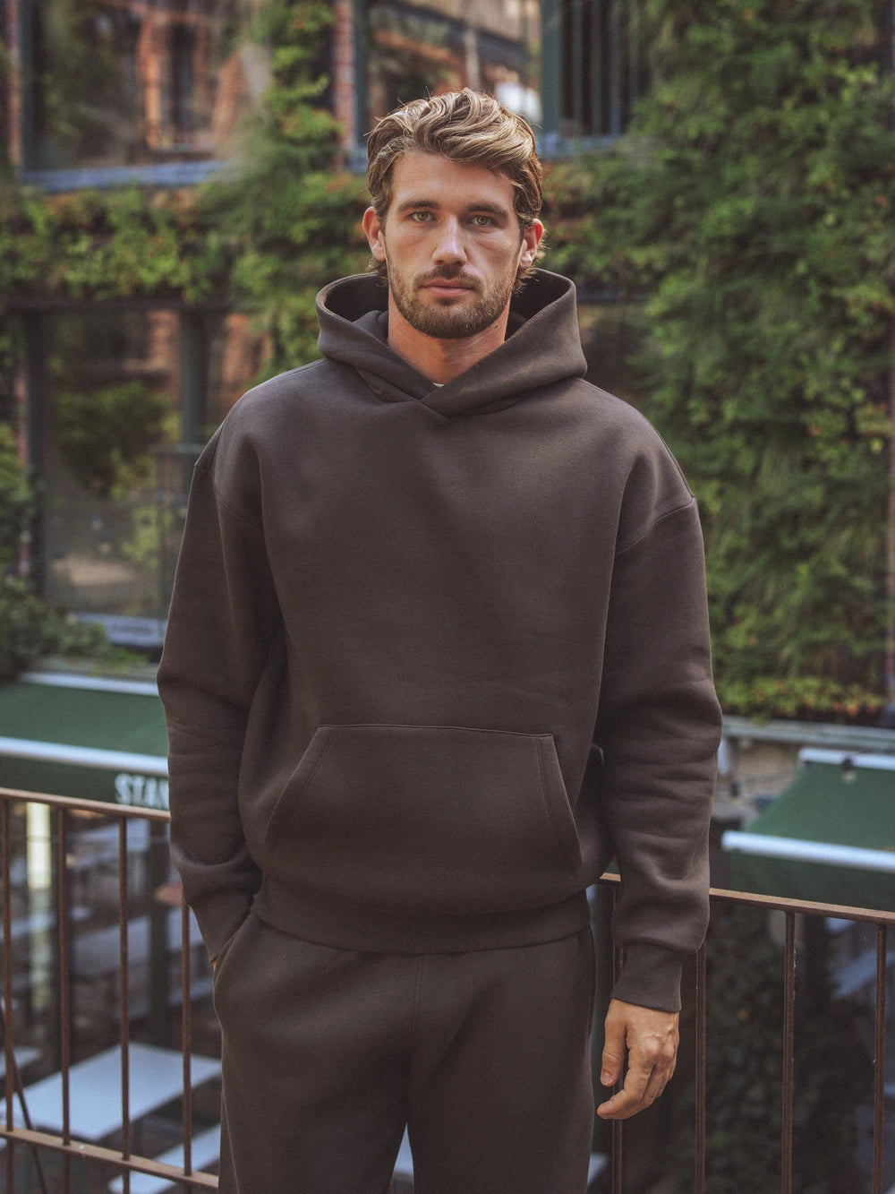 Dunkelbrauner Oversize-Kapuzenpullover