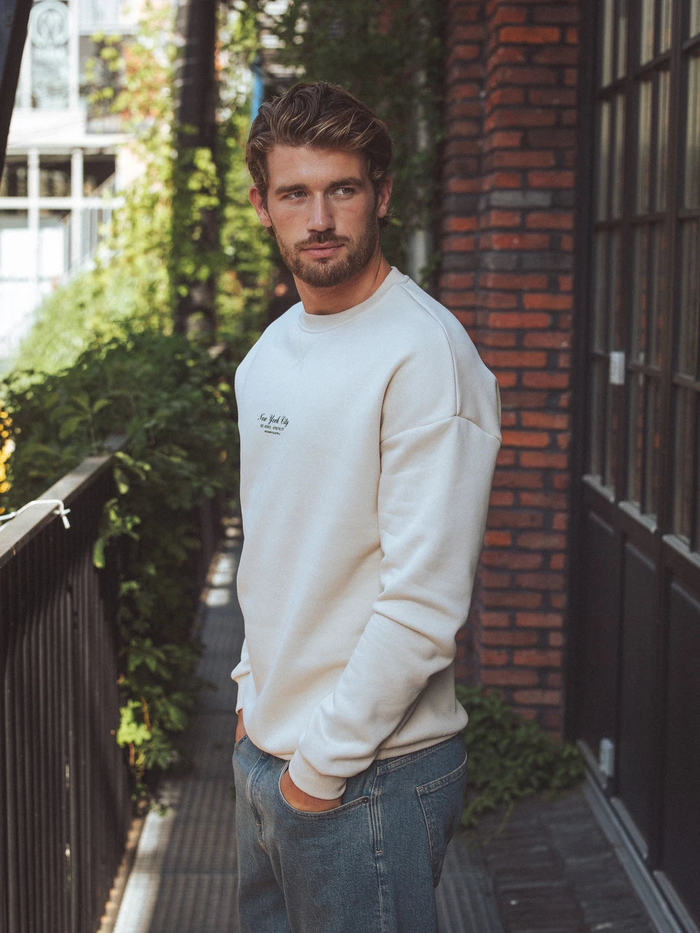 Creme New York Oversized Pullover