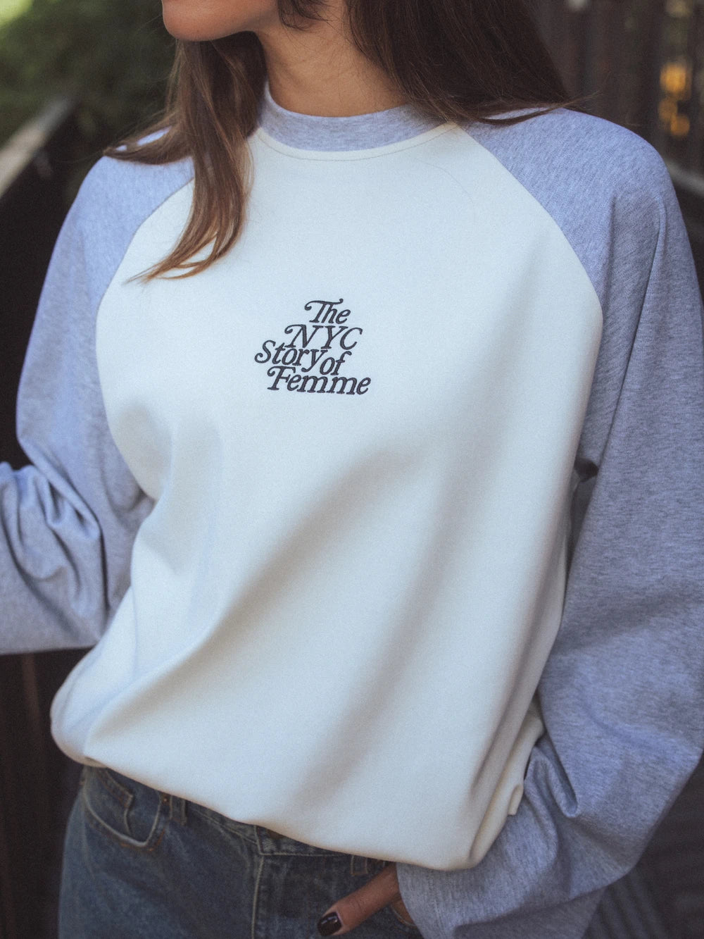 Graues Raglan-Langarmshirt