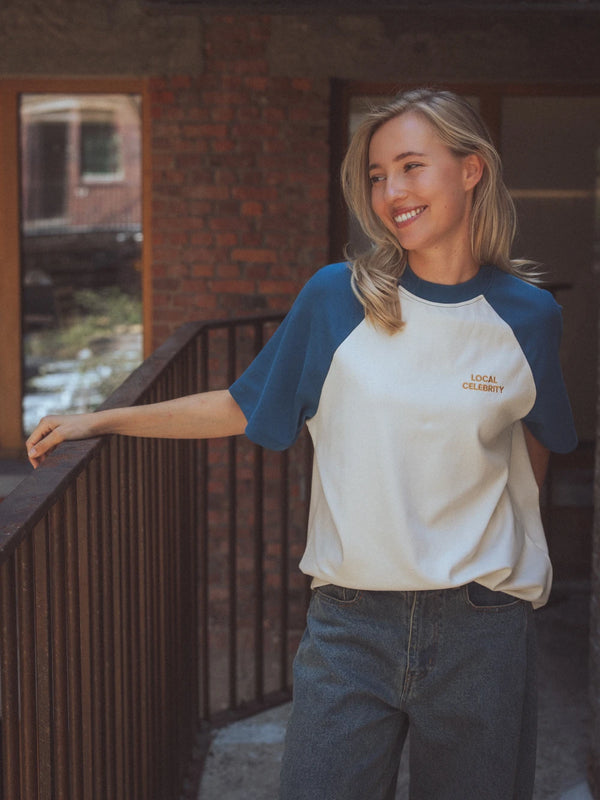 Blaues Raglan-T-Shirt