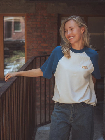 Blaues Raglan-T-Shirt