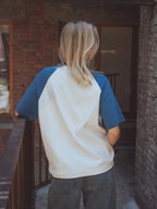 Blaues Raglan-T-Shirt
