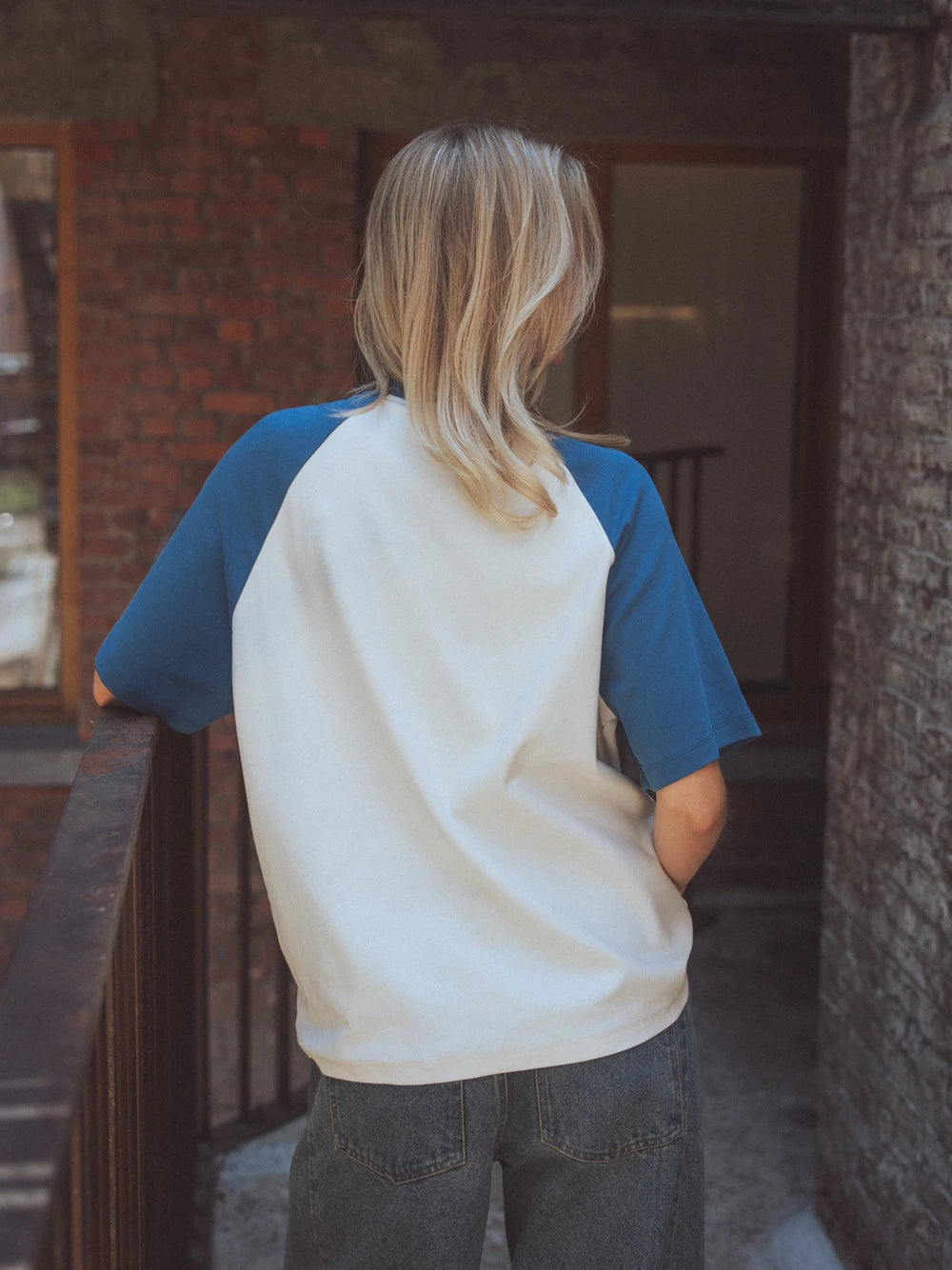 Blaues Raglan-T-Shirt