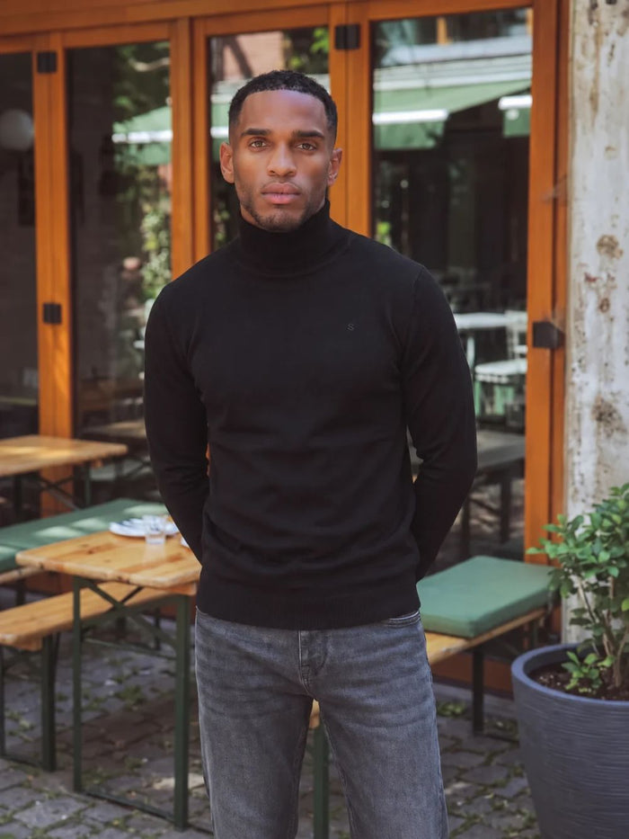 Schwarzer Wollrollkragenpullover
