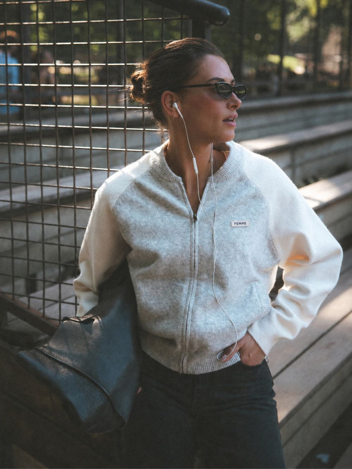 Graue Strickjacke mit Raglanärmeln