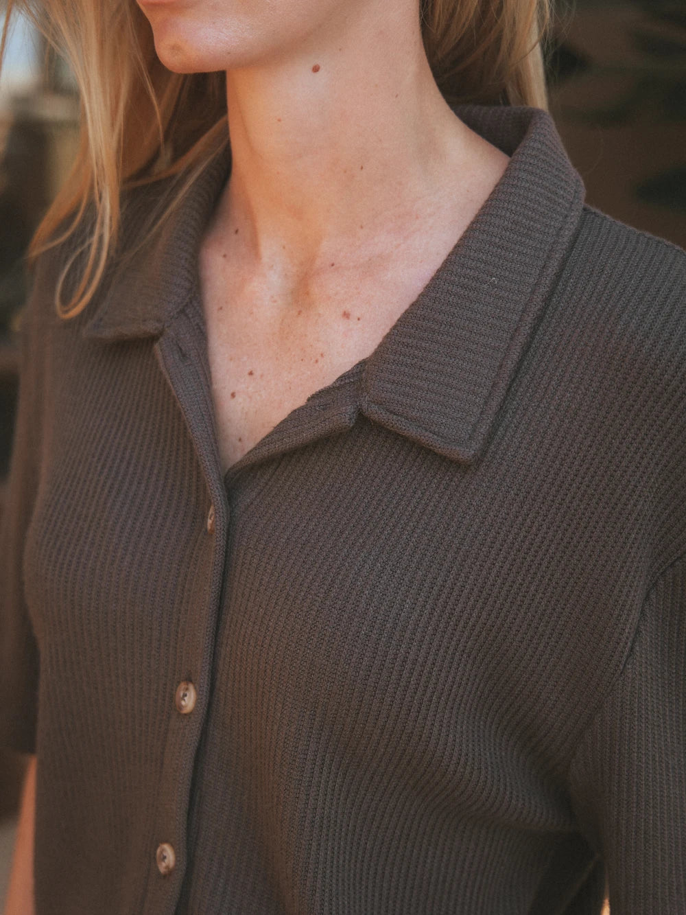 Dunkelbraunes Strickpolo