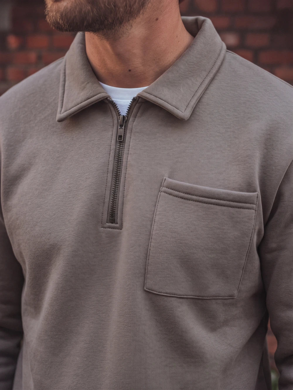 Dunkelgrauer Polo-Pullover mit Reißverschluss