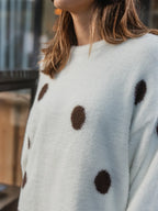 Weißer, weicher Pullover mit Polka-Dots