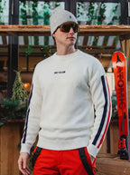 Weißer Strickpullover vom Skiclub