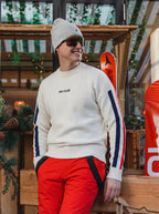 Weißer Strickpullover vom Skiclub