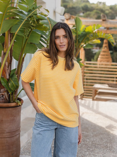 Gelb gestreiftes weiches T-Shirt