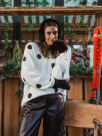 Weißer, weicher Pullover mit Polka-Dots