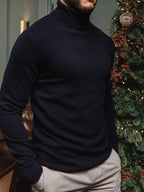 Marineblauer Wollrollkragenpullover