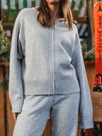 Graue Strickweste mit Reißverschluss