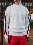 Weißer Strickpullover vom Skiclub