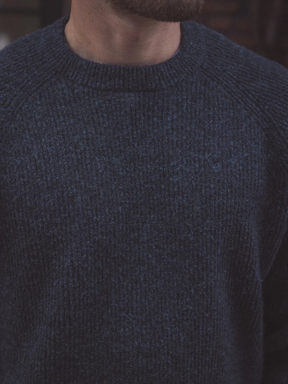 GERIPPTER RAGLAN-STRICKPULLOVER IN GRAU