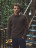 Brauner Strickpullover mit Raglanärmeln und Knöpfen
