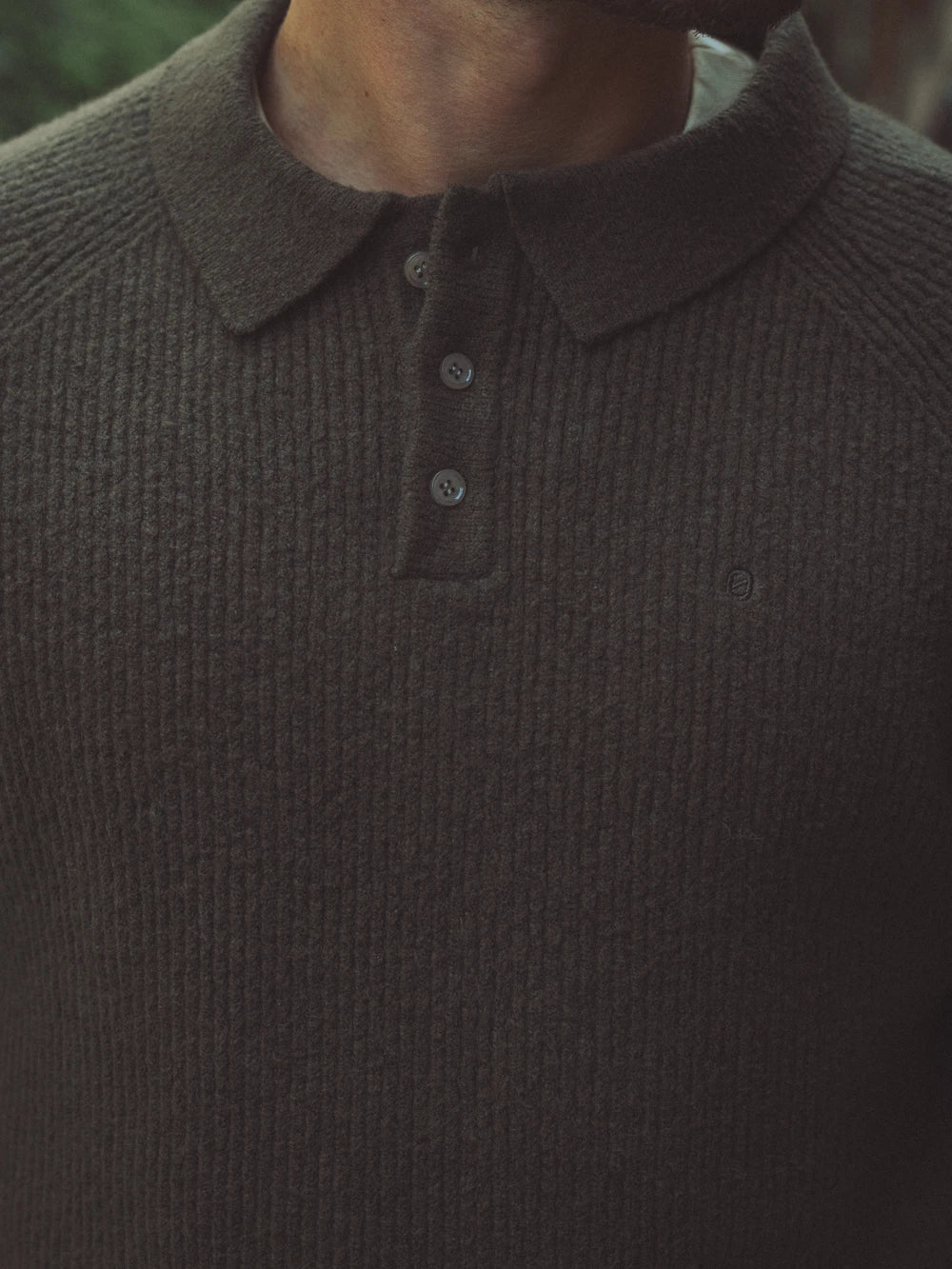 Brauner Strickpullover mit Raglanärmeln und Knöpfen