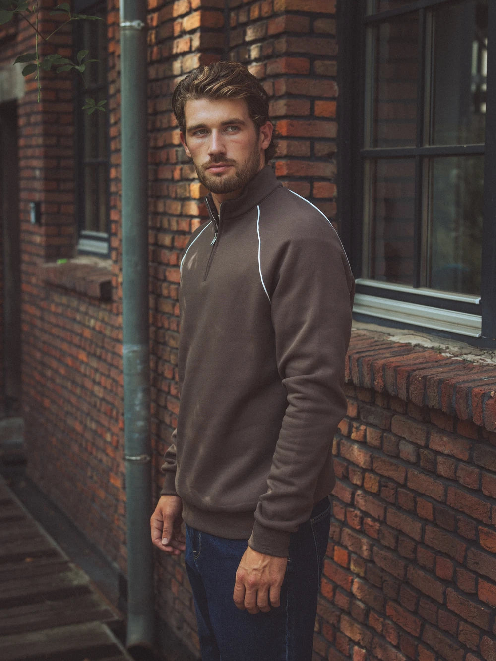 Brauner Raglanpullover
