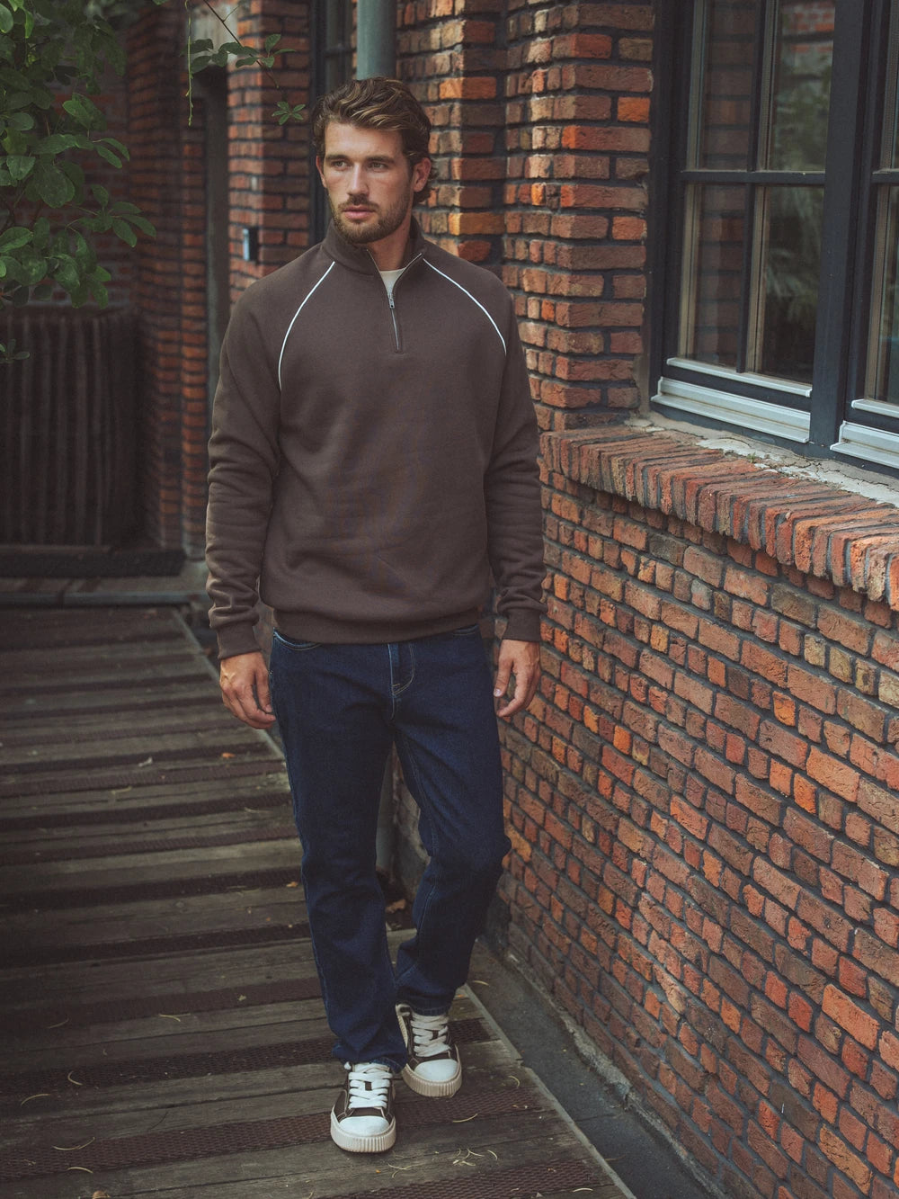 Brauner Raglanpullover