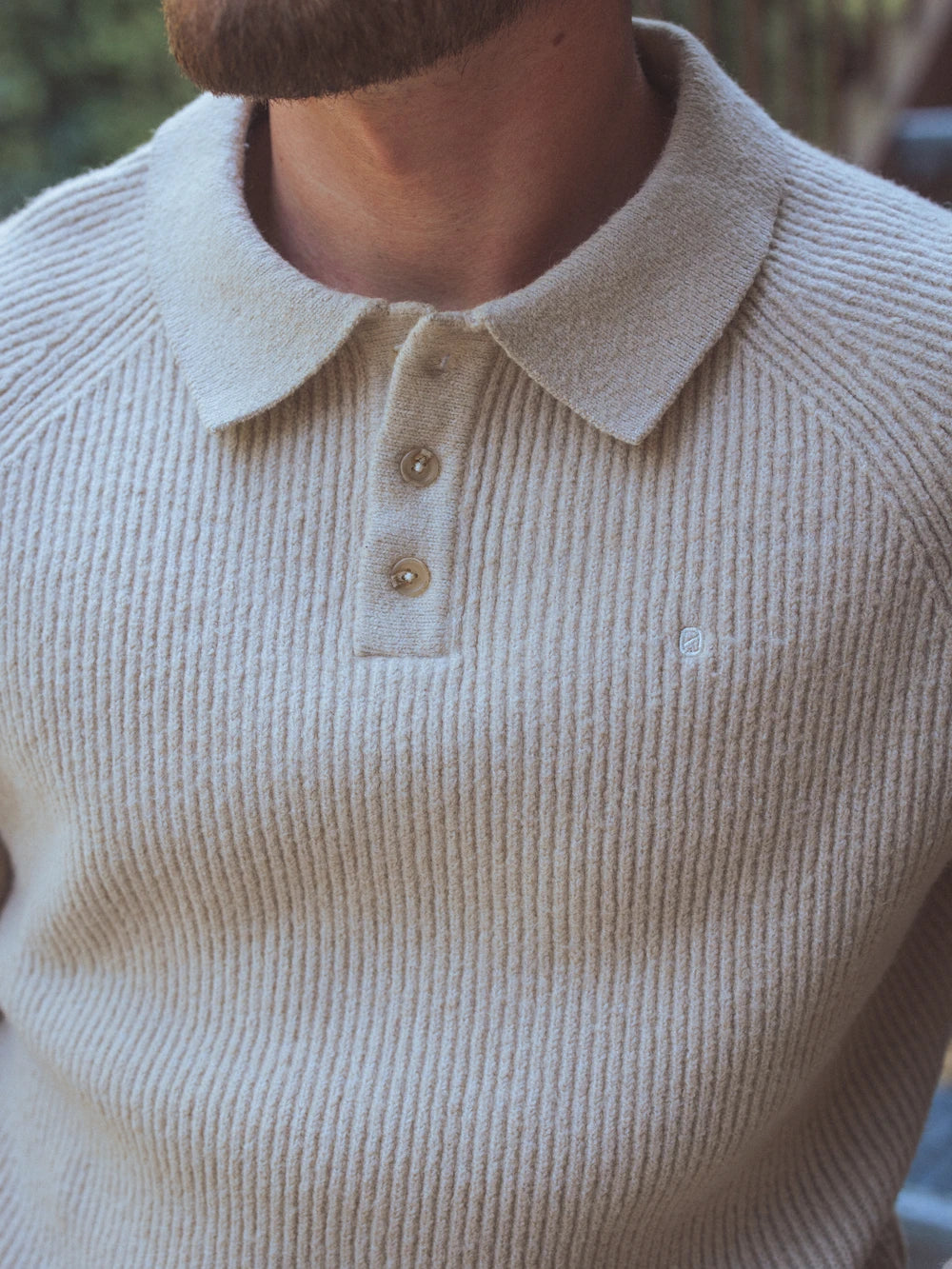 Hellbrauner Strickpullover mit Raglanärmeln und Knöpfen