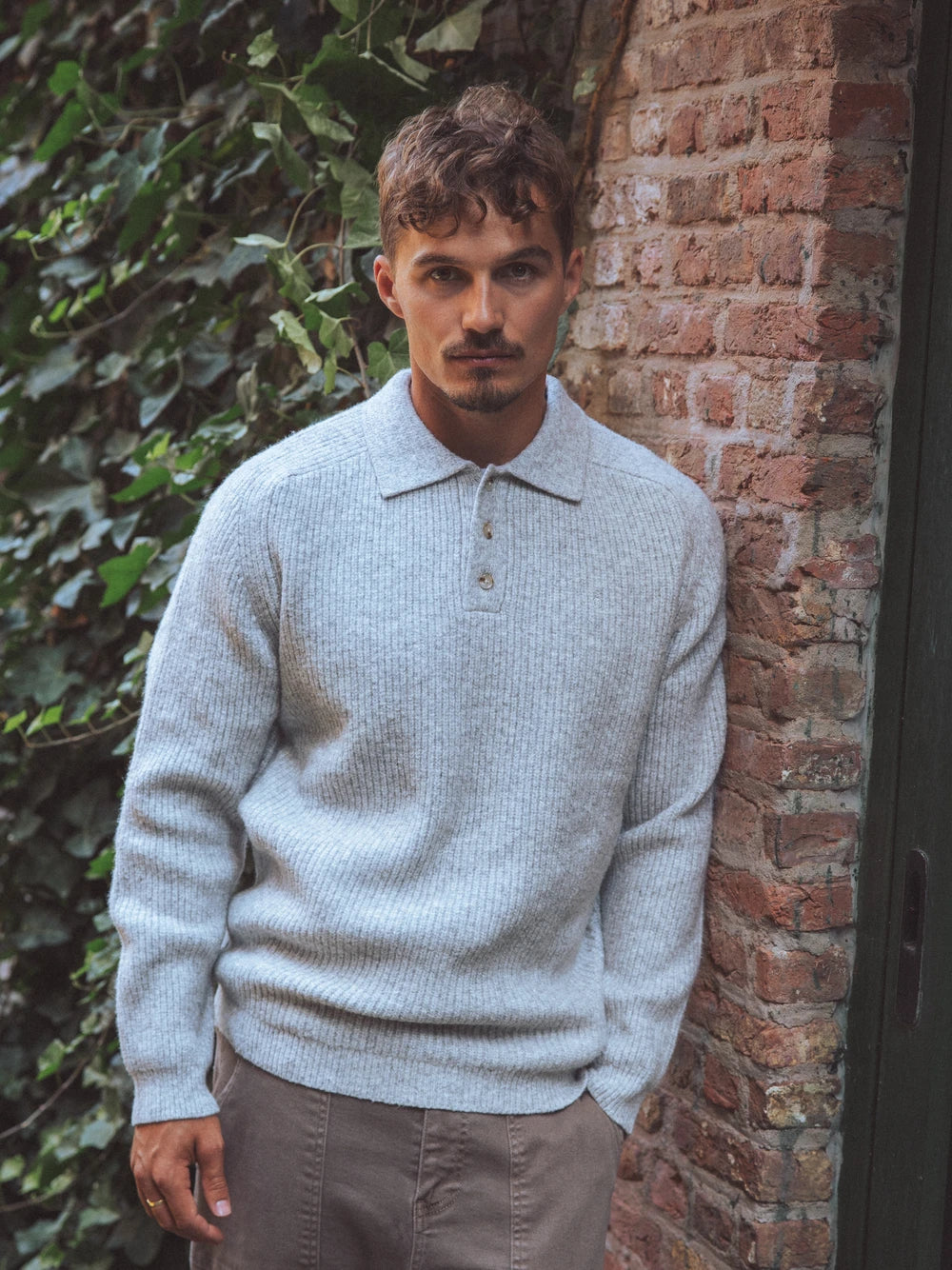 Grauer Raglan-Strickpullover mit Knöpfen
