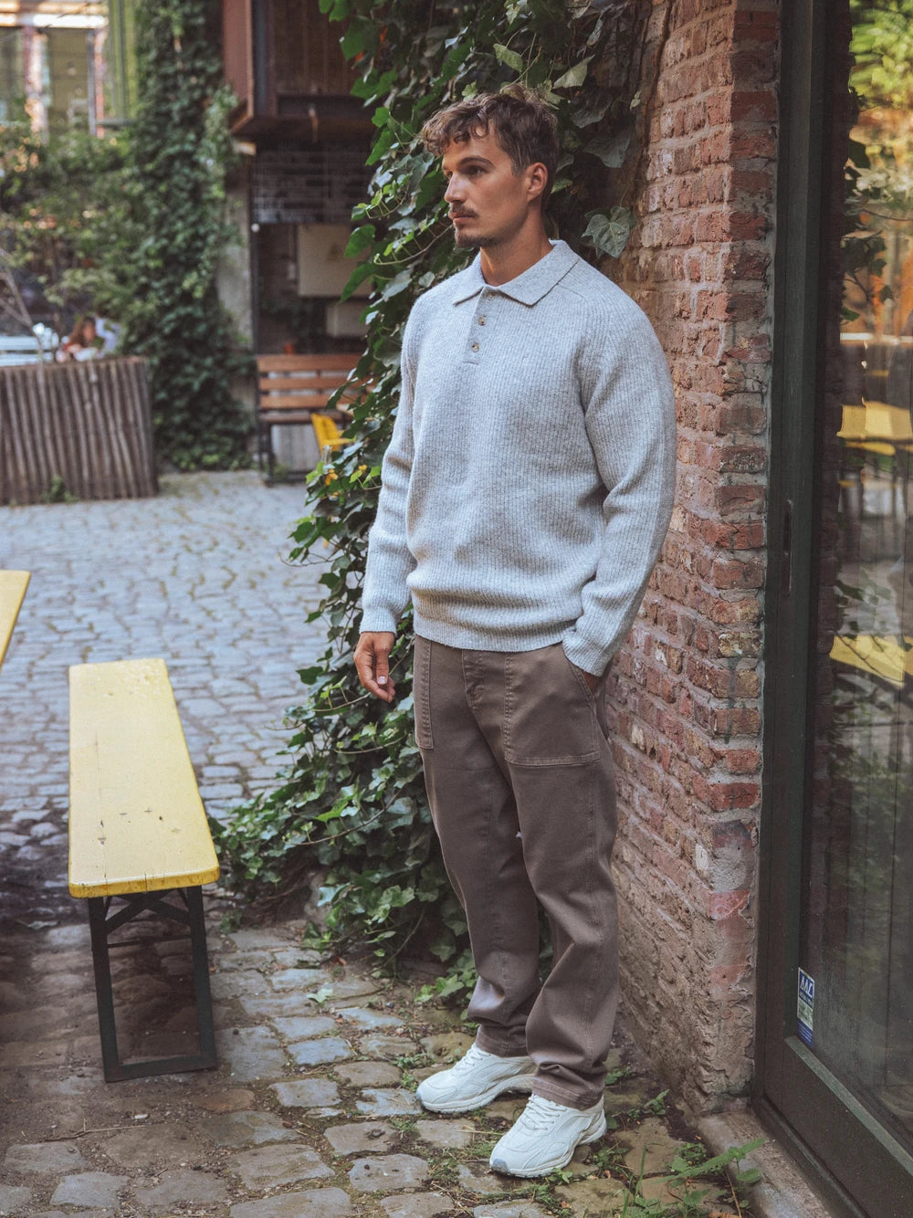 Grauer Raglan-Strickpullover mit Knöpfen
