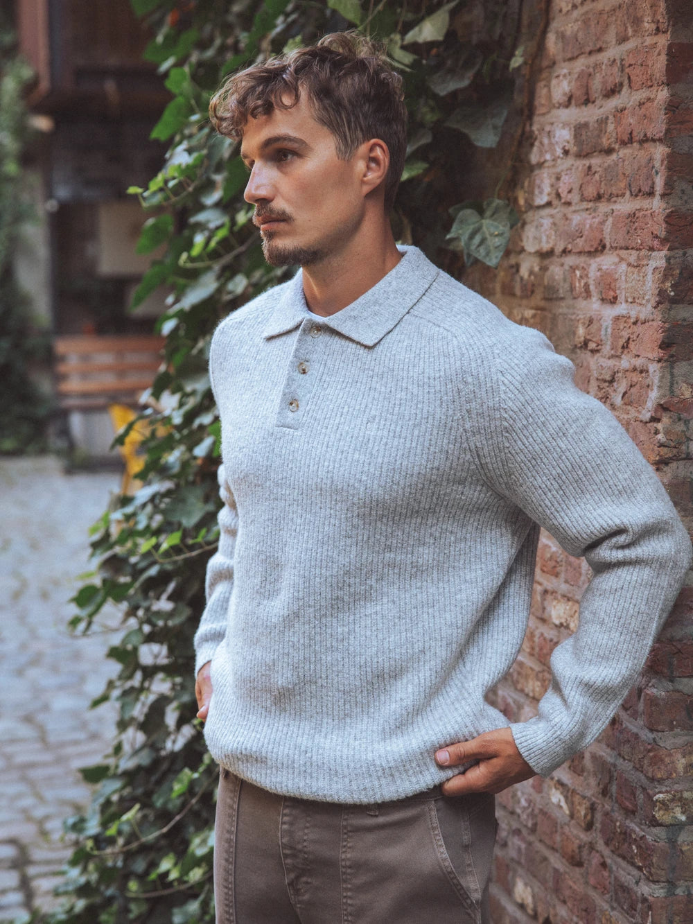 Grauer Raglan-Strickpullover mit Knöpfen
