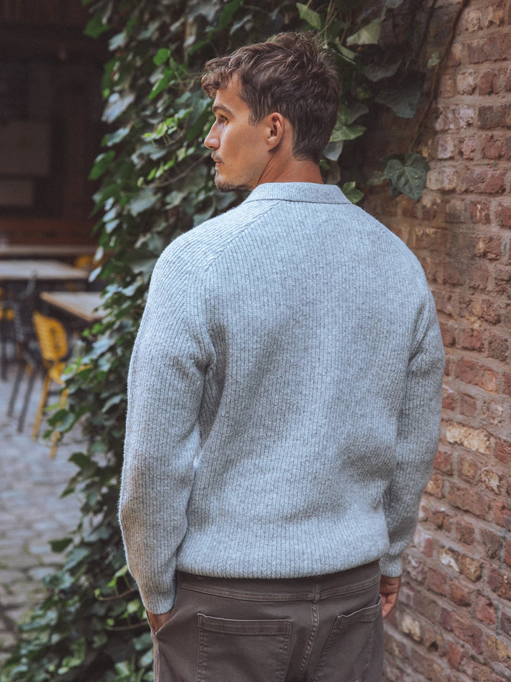 Grauer Raglan-Strickpullover mit Knöpfen
