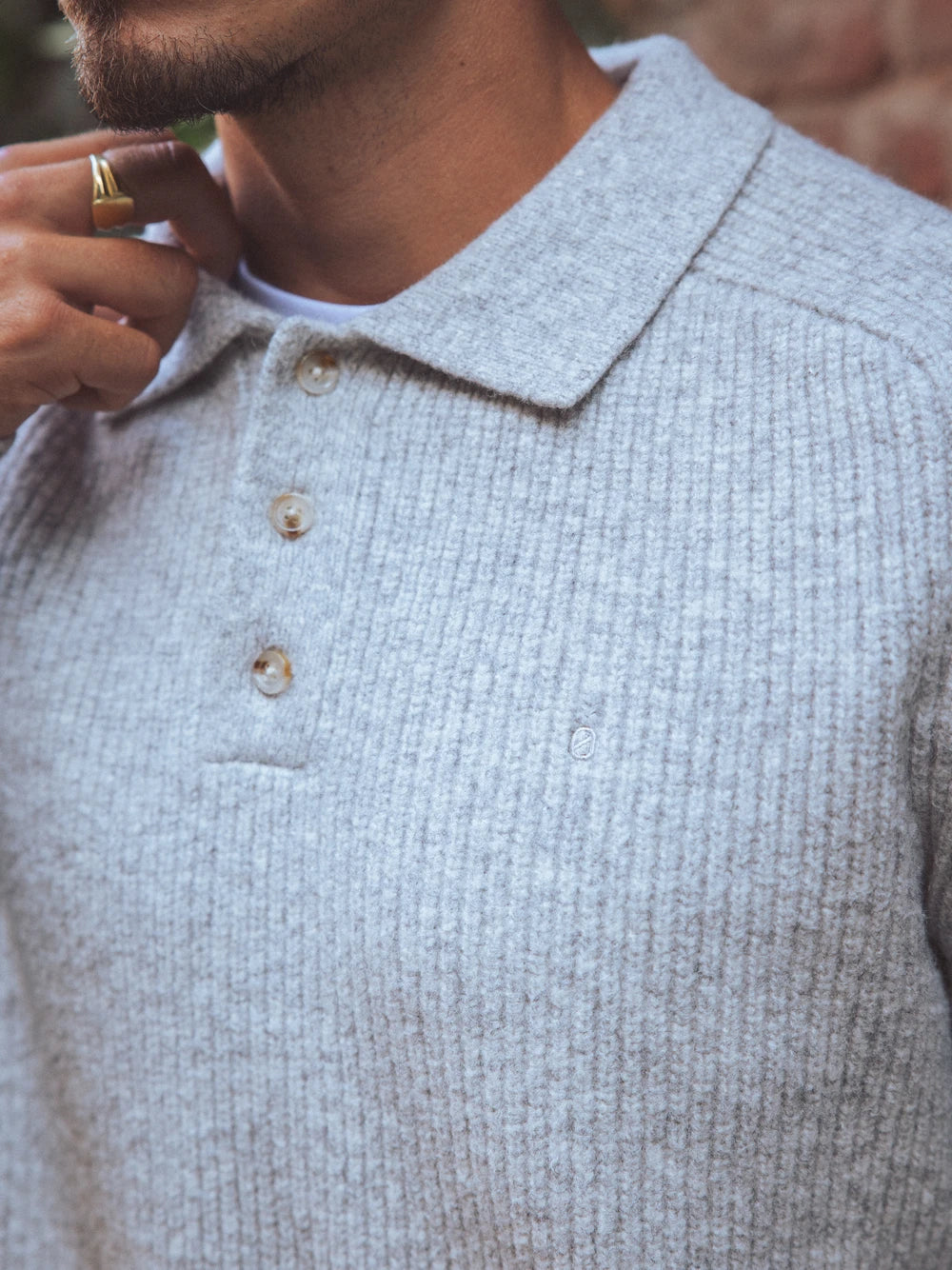 Grauer Raglan-Strickpullover mit Knöpfen