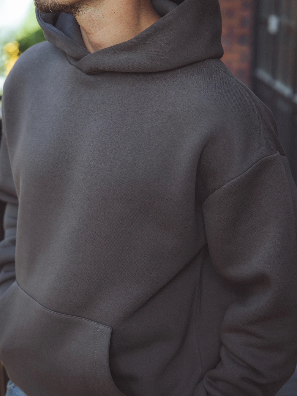 Dunkelbrauner Oversize-Kapuzenpullover