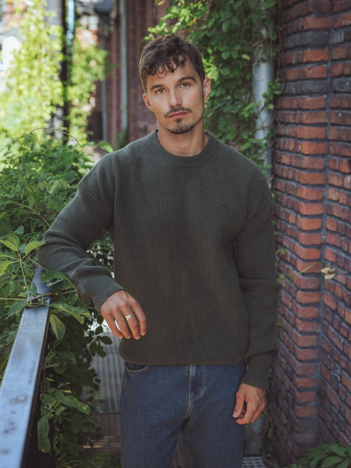 Grüner gestrickter Rippenpullover