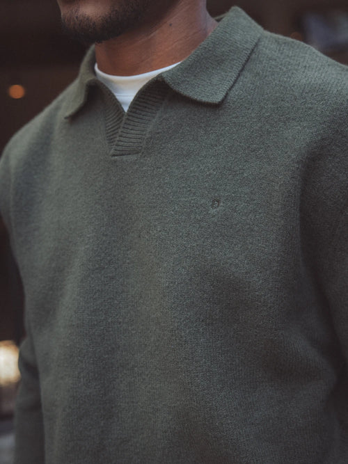 Grüner Strickpullover mit V-Ausschnitt