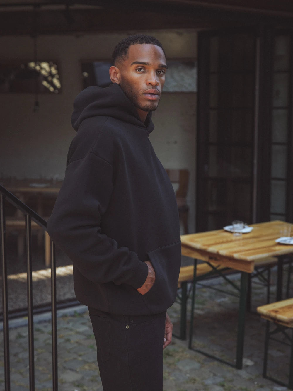 Schwarzer Oversize-Kapuzenpullover