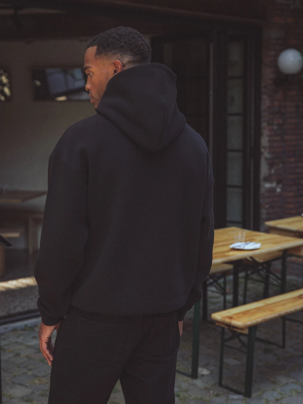 Schwarzer Oversize-Kapuzenpullover