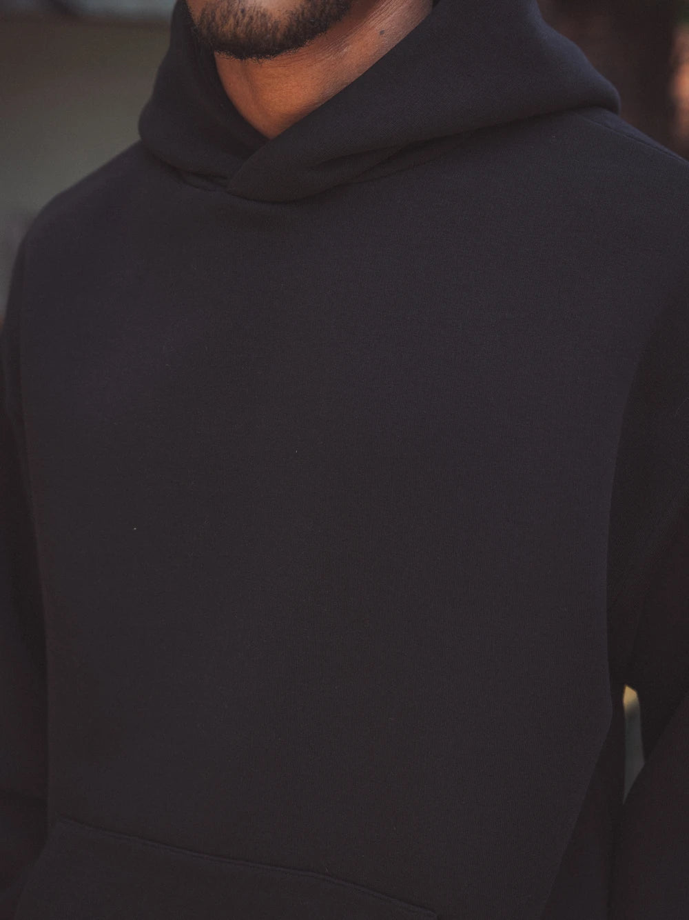 Schwarzer Oversize-Kapuzenpullover