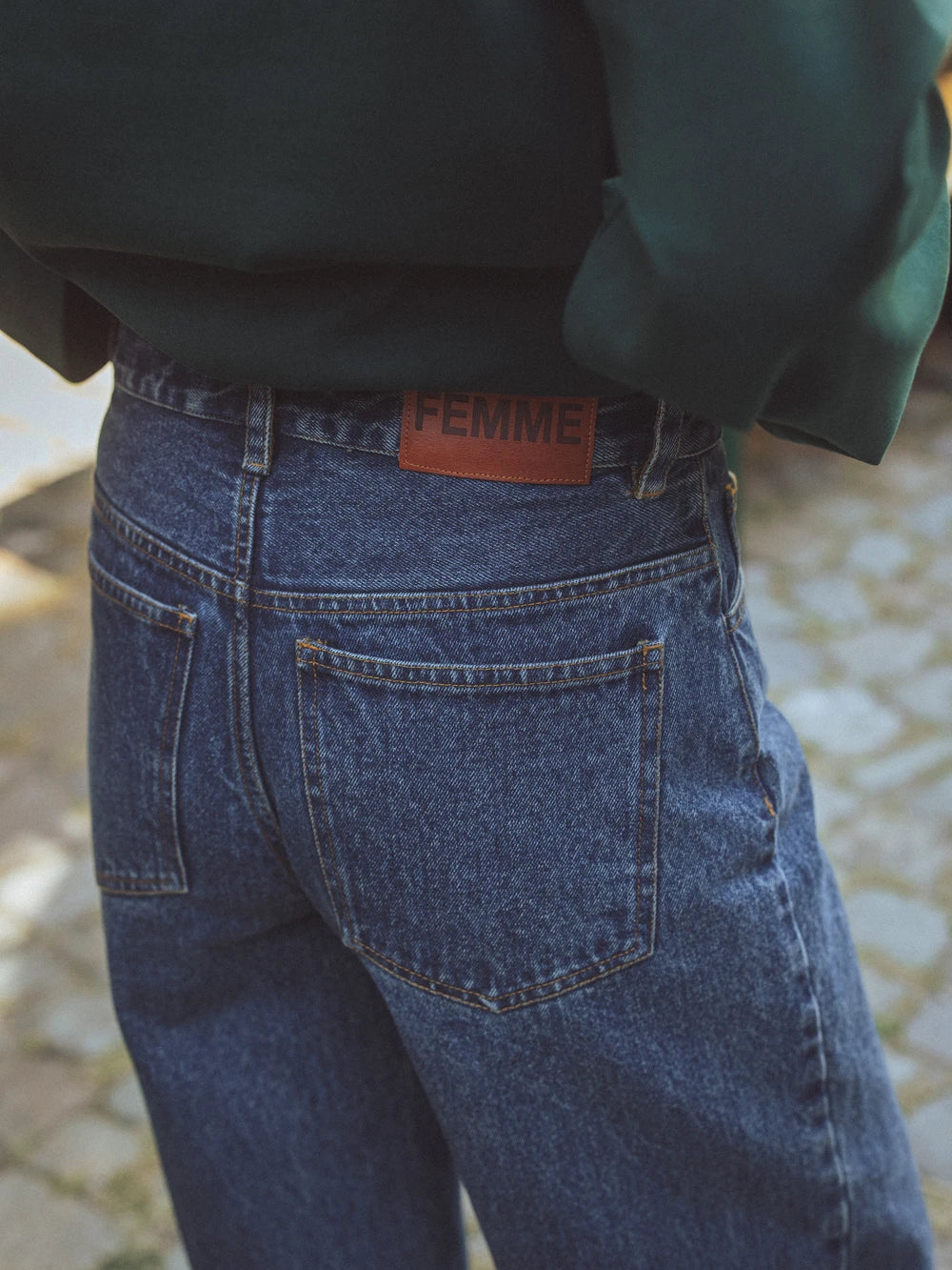 Dunkelblaue gewaschene Damenjeans